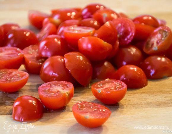 Пока колбаски жарятся, режем помидорки черри на половинки