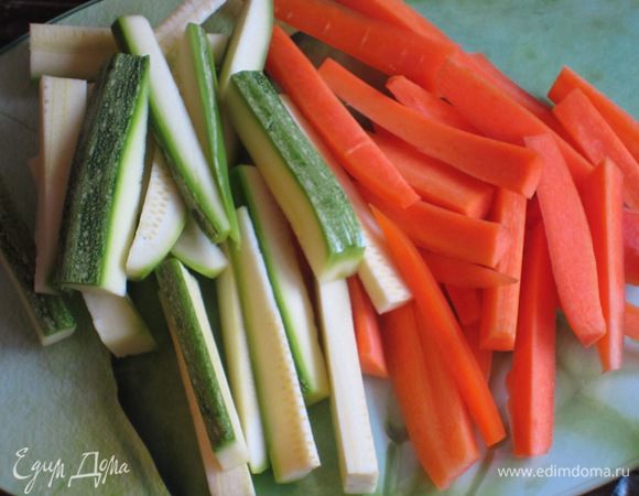 Морковь и цукини нарезать соломкой.Бланшировать овощи по отдельности в кипящей подсоленной воде 2 минуты.Откинуть овощи на дуршлаг и погрузить его в миску с очень холодной водой со льдом, чтобы остановить процесс варки.Ещё раз откинуть на дуршлаг.