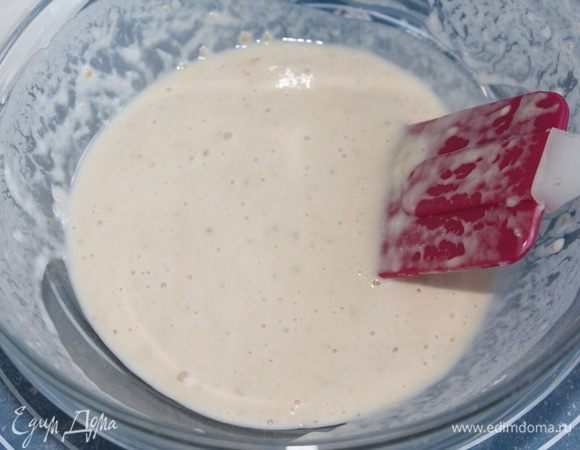 Раскрошить дрожжи, смешать с медом, добавить примерно 1/8 л сыворотки и  небольшое количество пшеничной муки, накрыть и поставить в теплое место подниматься.