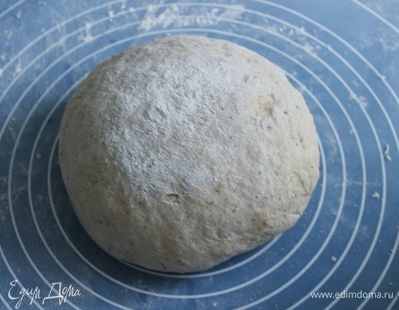  Накрыть дрожжевое тесто и оставить его при комнатной температуре на 30 минут подходить.