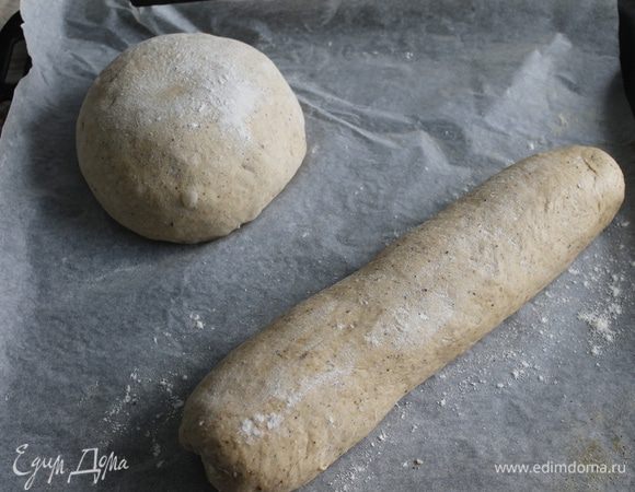 Переложить тесто на посыпанную мукой рабочую поверхность, хорошо вымесить, разделить на две части  и придать каждой из них форму . Покрыть противень бумагой, положить на него  заготовки, и накрыв, оставить на 30 минут подходить. 