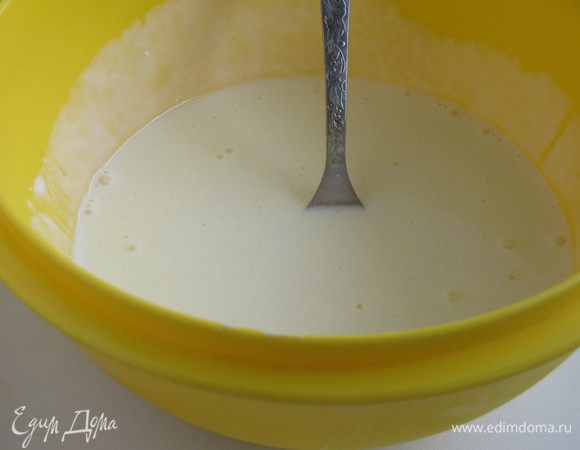 Приготовить заправку. Яйцо взбить со сливками и сметаной.