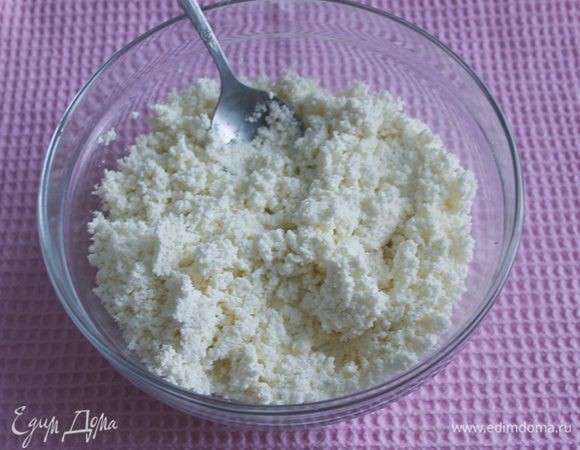 Творог пропустить через мясорубку или протереть через сито.