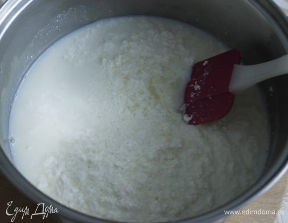 Молоко вскипятить, добавить творог  и варить при постоянном помешивании на небольшом огне – 10-15 минут.
