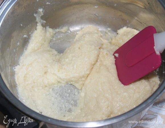 Все это делаем  при минимальном огне. Сырная масса должна стать пластичной.