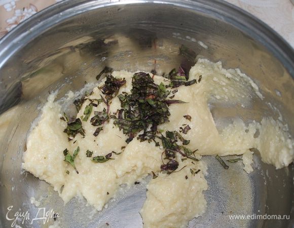 Затем я разделила массу на две половины,в одну добавила мелко порезанный базилик, а в другую не добавляла ничего.