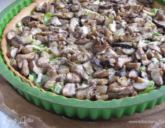 Достать основу из духовки и выложить на нее смесь лука с сыром. Сверху равномерно распределить грибы. Посолить и поперечить по вкусу.