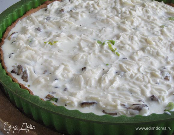 Аккуратно влить яично-сливочную заправку.