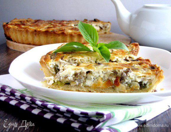 Пирожок в разрез. Здесь я резала его горячим. На следующий день разрез получается очень ровным и красивым. Приятного аппетита!