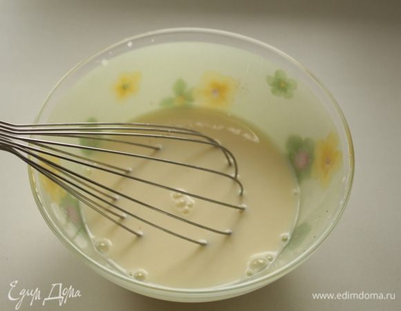 Яйца взбить венчиком со сливками. Посолить, поперчить, добавить мускатный орех.