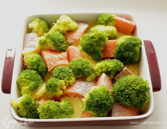 Выложить в форму брокколи, залить сливочной смесью.