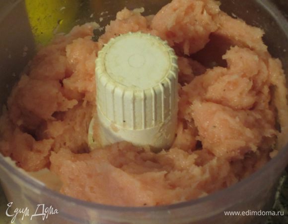 Куриную грудку нарезать кубиками и измельчить в блендере с яичным белком,солью,перцем и оливковым маслом.
