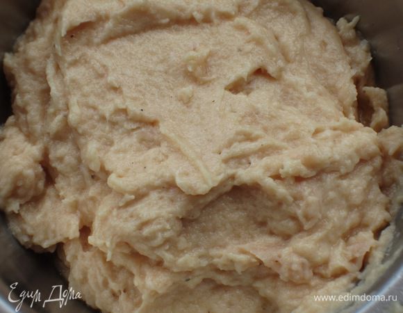 Влить сливки и хорошо перемешать.