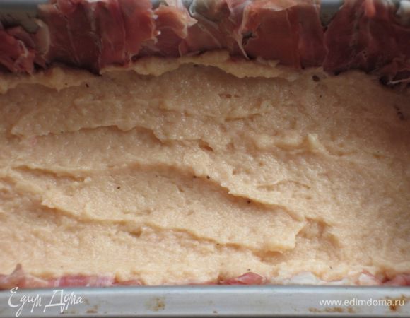 Выложить на дно формы слой куриного фарша.....