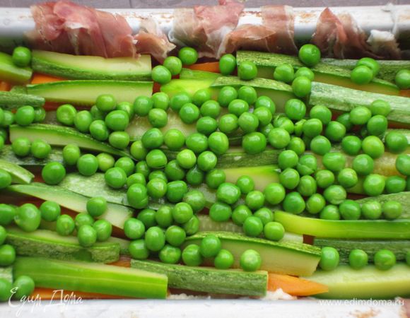 .....затем слой овощей.Повторить слои пока не закончатся ингредиенты (верхний слой должен быть из фарша).Закрыть террин свисающими краями ветчины.