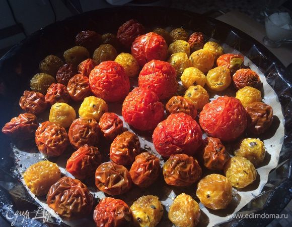 Духовку разогреваем где то до 160 градусов. На противень выкладываем целые помидорчики, сбрызгиваем оливковым маслом, приправляем перцем, солью, присыпаем листиками тимьяна ( можно и целые веточки покидать), тоже с розмарином , чеснок не чистим- просто давим зубчики ножом и эти ароматные бомбочки кидаем к томатам:). Пару часов томим в духовке при 160 (можно на конвекции создать эффект сицилийского солнца с проветриванием 😎), затем убавляем до 100-110 и на ночь (6-8часов). Та-даам ! 
