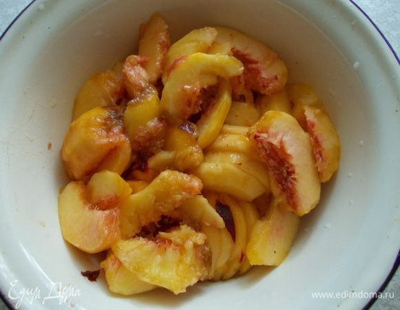 Очищаем персики от кожуры. Делим  пополам, а потом режем дольками.