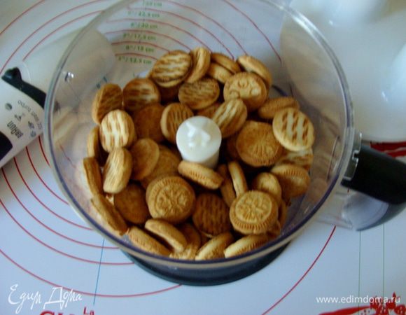Печенье измельчить в блендере.