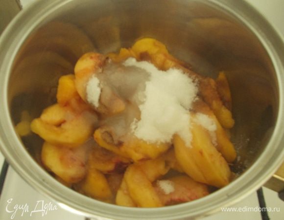 В кастрюльку выкладываем персики, добавляем лимонный сок, корицу и сахар. Перемешиваем и доводим до кипения.