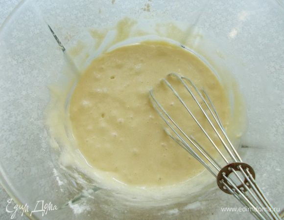 В миске просеиваем муку, добавляем сахар, соль, разрыхлитель,  яйцо и молоко. Тщательно перемешиваем. Масса должна напоминать массу для блинчиков, она будет жидковатая, но не стоит бояться.