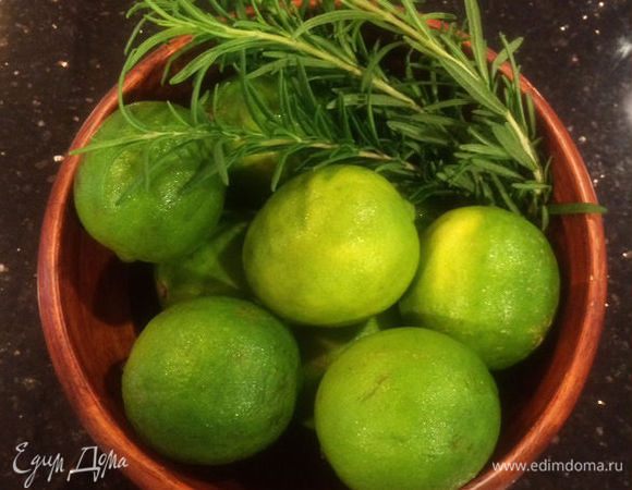 Готовим розмариновую настойку: в небольшую кастрюльку наливаем стакан холодной воды и добавляем рубленые  листья свежего розмарина - необходимо 1,5 столовые ложки, не больше! Доводим до кипения, но, ни в коем случае не кипятим!!! Выключаем огонь, накрываем крышкой и настаиваем 10-15 минут.