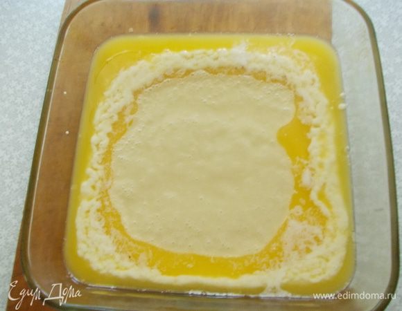 В масло вливаем основу, не перемешиваем.