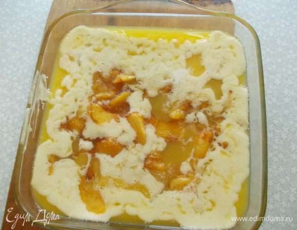 Поверх всего выкладываем наши персики и также не перемешиваем ничего. Я не знаю как это происходит, но все равномерно пропекается и не пристает к форме. Выпекаем 30 - 40 минут, до образования золотисто - коричневой корочки. Подавать с шариком мороженого и приятного аппетита.