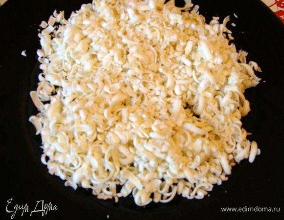 Шоколад натереть, смешать с печеньем.