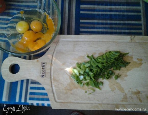 Разбиваем яйца в емкость. 
Режем мелко зеленый лук.