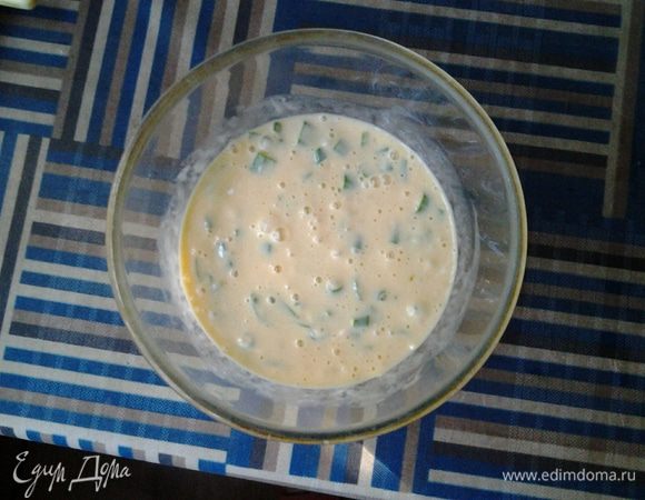 Соединяем яйца с порезанным луком. Добавляем сметану. Вилкой немного взбиваем до однородной массы.