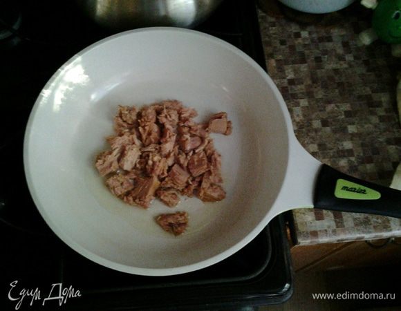 Смазываем сковороду оливковым маслом и выкладываем в нее мясо тунца.
Ставим на огонь.