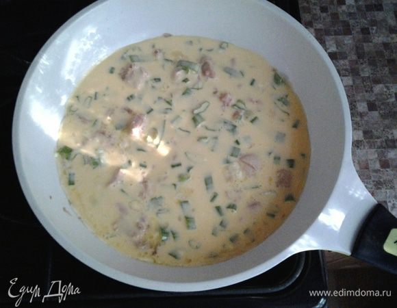 Когда сковорода нагрелась, вливаем получившуюся смесь. Делаем огонь меньше.