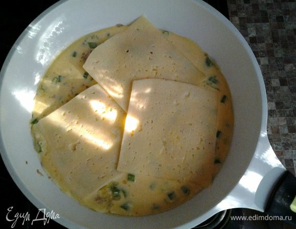 Выкладываем сыр сверху.  Накрываем крышкой.