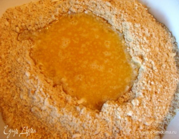 Масло или маргарин растопить и вылить в сухую массу.