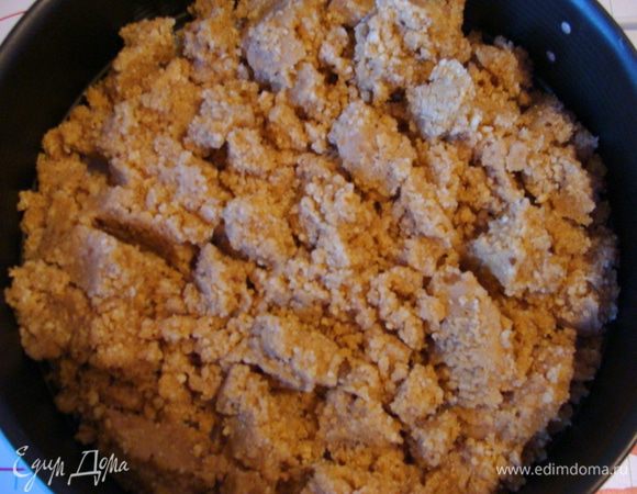 Переложить массу в разъемную форму. (26 см)