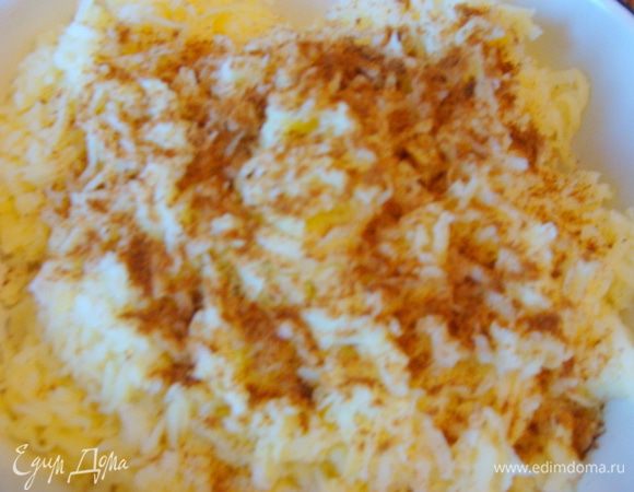 Натереть на терке, посыпать мускатным орехом, перемешать вилкой. Ничего не слипнется, т.к. картофель охлажденный.