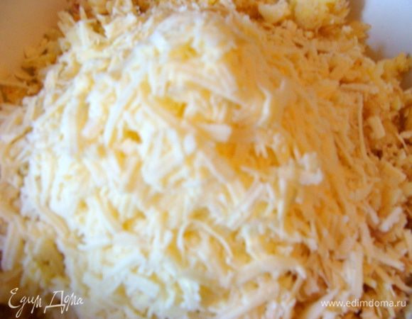 Добавить к смеси натертый сыр, опять перемешать вилкой.