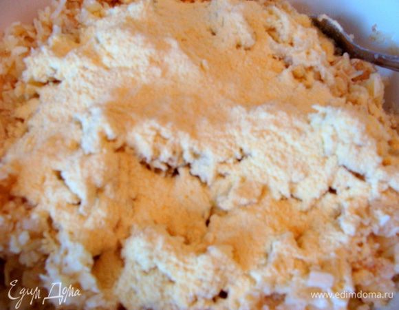 Потом добавить кукурузную муку и немного соли, опять перемешать. Мешаем каждый раз, чтобы равномернее все перемешать.
