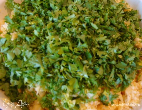 Измельчить зелень и добавить к смеси.