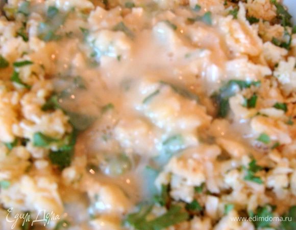 Яйца взбить вилкой и вылить в полученную массу.