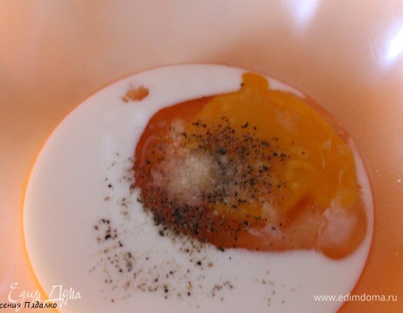 Смешать все ингредиенты для кляра. Количество муки я написала примерное, т.к. нужно смотреть по консистенции, она должна быть как на оладьи.