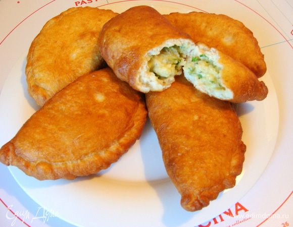 Оставшуюся картофельную массу я использовала на следующий день в качестве начинки для пирожков! Обычно я делаю тесто по рецепту, который уже выставляла:
http://www.edimdoma.ru/retsepty/57381-pirozhki-s-belymi-gribochkami
Тесто получается очень пышным, но в этот раз я заменила воду, кислым молоком и муки чуть больше было. Тесто получилось несколько плотнее. Не знаю, кому как больше нравится...