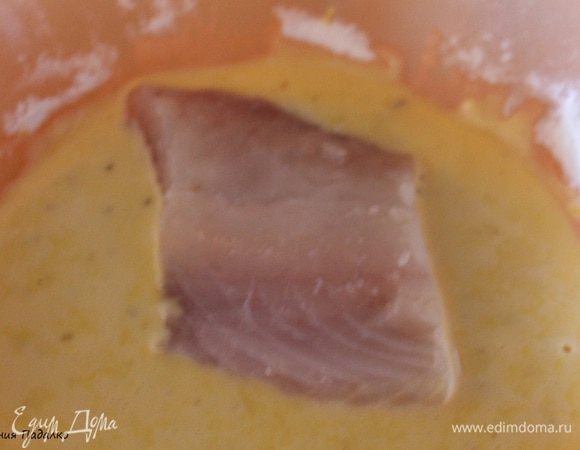 Каждое филе судака разрезать на 3 части, обмакнуть с двух сторон в кляре. И обжарить в сковороде с растительным маслом без запаха, с двух сторон. До золотистого цвета.