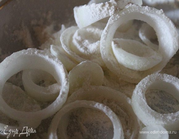 Луковицу нарезать толстыми кольцами, засыпать мукой и перемешать.