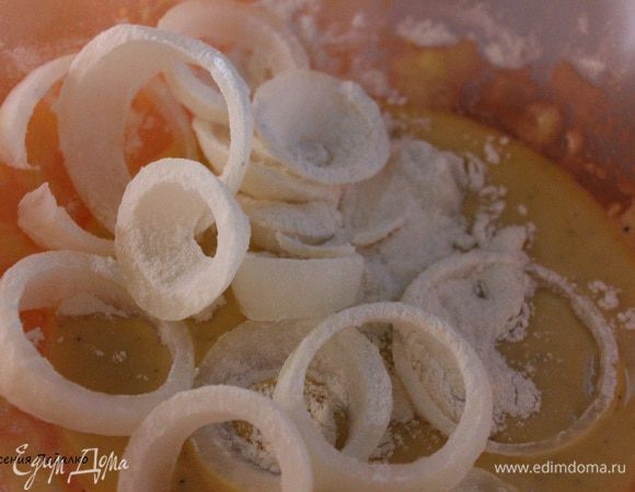 Затем лук добавить в оставшийся кляр и опять перемешать. Обжарить с двух сторон в сковороде с 3-мя ст.л. растительного масла. До золотистого цвета.