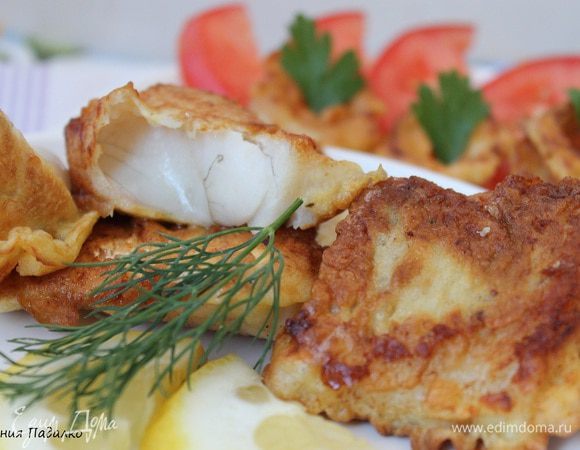 Рыбку выложить на тарелку, сверху или рядом уложить лук и подавать сразу же. Приятного аппетита!