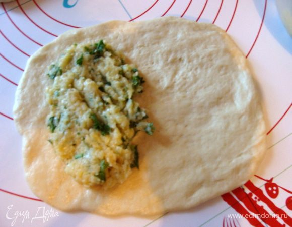 Кратенько-кратенько опишу как я формирую пирожки! Тесто разделить на одинаковые кусочки, сформировать шарики. Поставить масло на огонь, масла должно быть много, поэтому нужно время, чтобы оно разогрелось. Каждый комочек теста, расплющить на столе, я это делаю на специальной клеенке, тесто к ней не пристает, поэтому можно не присыпать мукой и делать все просто руками. Выложить начинку.