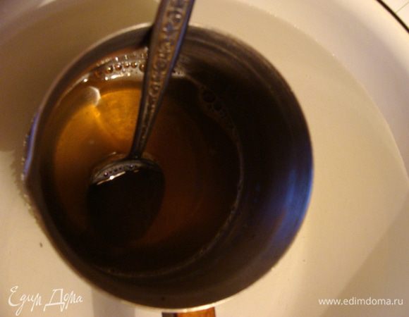 Замочить желатин для сливочной массы. Когда разбухнет, подогреть на медленном огне, постоянно помешивая, пока все не растворится. Охладить. Для быстроты дела, я ставлю емкость с желатином в миску с холодной водой.