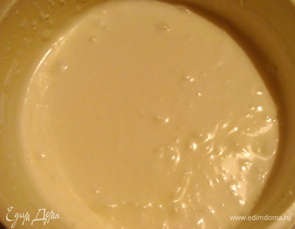 Пока желатин остывает, взбить холодные сливки до густого состояния, всыпать постепенно сахарный песок с ванилином, потом постепенно влить охлажденный желатин. 