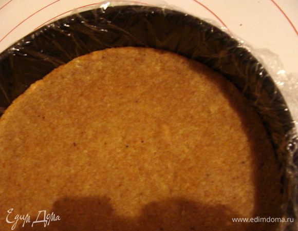 Разъемную форму накрыть пищевой пленкой, и поставить обратно на место внутрь подставку с коржом. Вылить большую часть сливочной массы, поставить в холод застывать. Небольшую часть оставить для украшения. Она будет застывать и ее периодически надо помешивать, чтобы она не потеряла однородность.